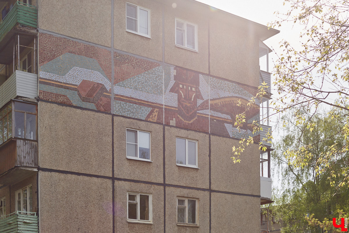 Владимирские мозаики на стенах домов приковывают взгляд. К сожалению, это не всегда объясняется восхищением. Состояние некоторых цветных элементов удручает, и с каждым годом ситуация усугубляется. Самые интересные панно, сохранившиеся целиком или частично, «Ключ-Медиа» собрал в обзор. Ведь какими они будут завтра, никто не знает.